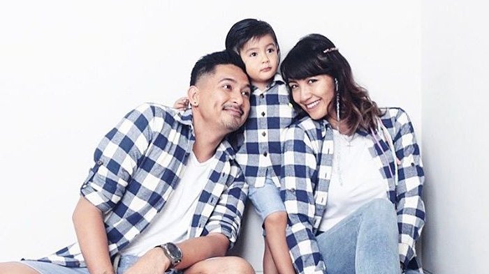 Keluarga Ryan Delon dan Sharena Gunawan. (Instagram)