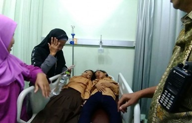 Sejumlah siswa SD di Surabaya, Jawa Timur, yang diduga keracunan es kepal Milo tengah menjalani perawatan. (Foto: Istimewa)