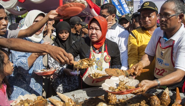 Wali Kota Surabaya Tri Rismaharini membatalkan Festival Rujak Uleg karena situasi rawan pasca bom di tiga gereja.