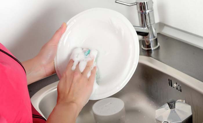 Mencuci piring adalah pekerjaan sepele, tapi justru berpotensi menjadi penyebab keretakan rumah tangga. (foto: dok. ngobar)