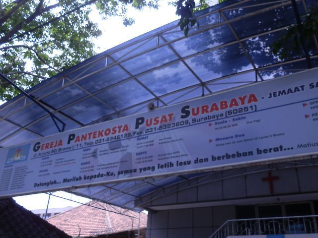 Gereja Pantekosta Pusat Surabaya (GPPS), Jalan Arjuna No 90.