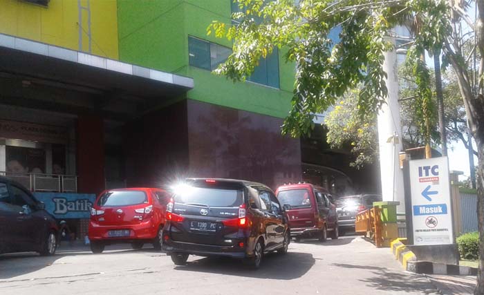 Beberapa mobil tetap masuk ke tempat parkir di ITC Surabaya hari Minggu 13 Mei siang, mengantar penumpangnya untuk berbelanja. (foto: nis/ngopibareng)