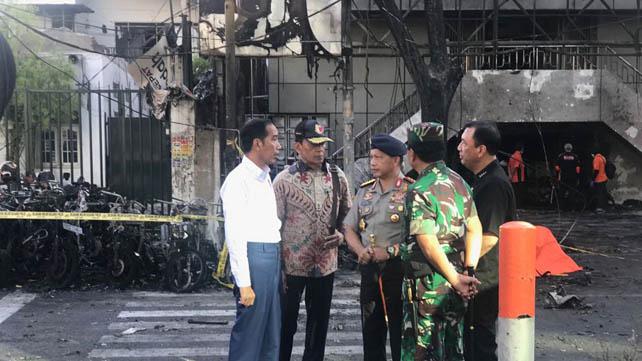 Presiden Jokowi ditemani Kapolri Jenderal Tito Karnavian dan Panglima TNI saat meninjau lokasi ledakan bom di Gereja Pantekosta Pusat Surabaya (GPPS), Minggu, 13 Mei 2018. 