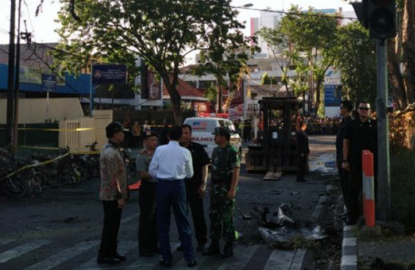 Presiden bersama Kapolri dan Panglima TNI meninjau lokasi ledakan di GPPS