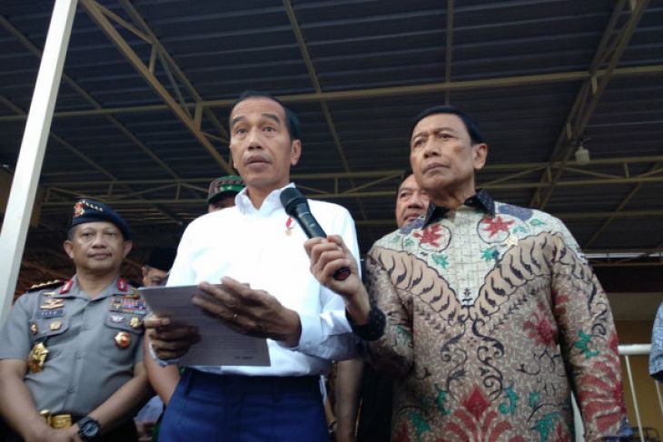 Presiden Jokowi dalam konferensi pers di Mapolda Jatim, mengutuk tindakan biadab yang menggunakan anak-anak dalam aksi bom tersebut. 