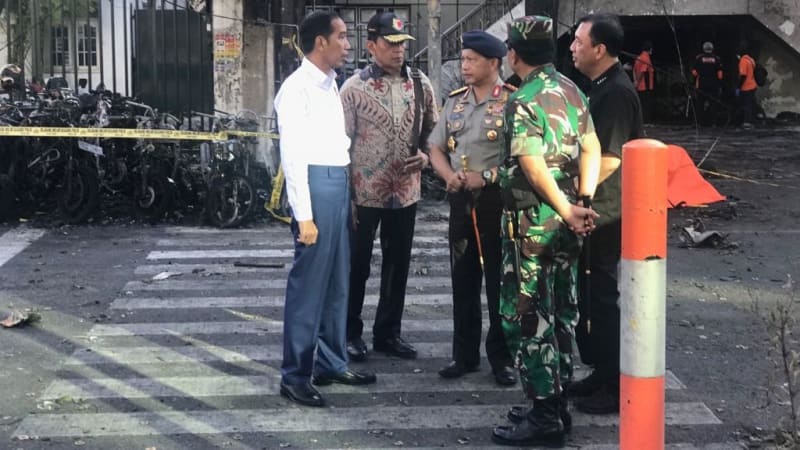 Kapolri Jenderal Tito Karnavian bersama Presiden Jokowi dan Panglima TNI Marsekal Hadi Tjahjanto meninjau lokasi bom gereja di Surabaya.