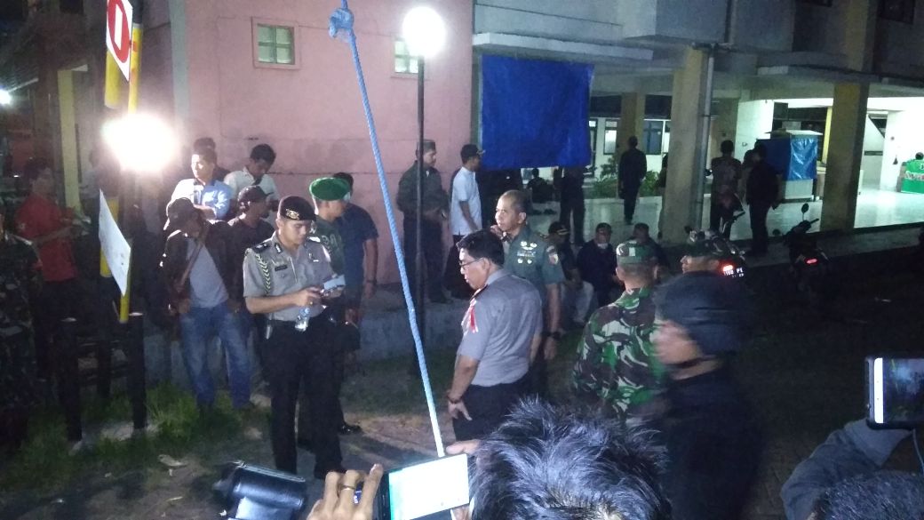 Kapolda Jatim Irjen Pol Machfud Arifin bersama Pangdam V/Brawijaya Mayjen TNI Arif Rahman meninjau langsung lokasi ledakan di Rusun Wonocolo, Sidoarjo, Minggu malam. (Foto Haris)