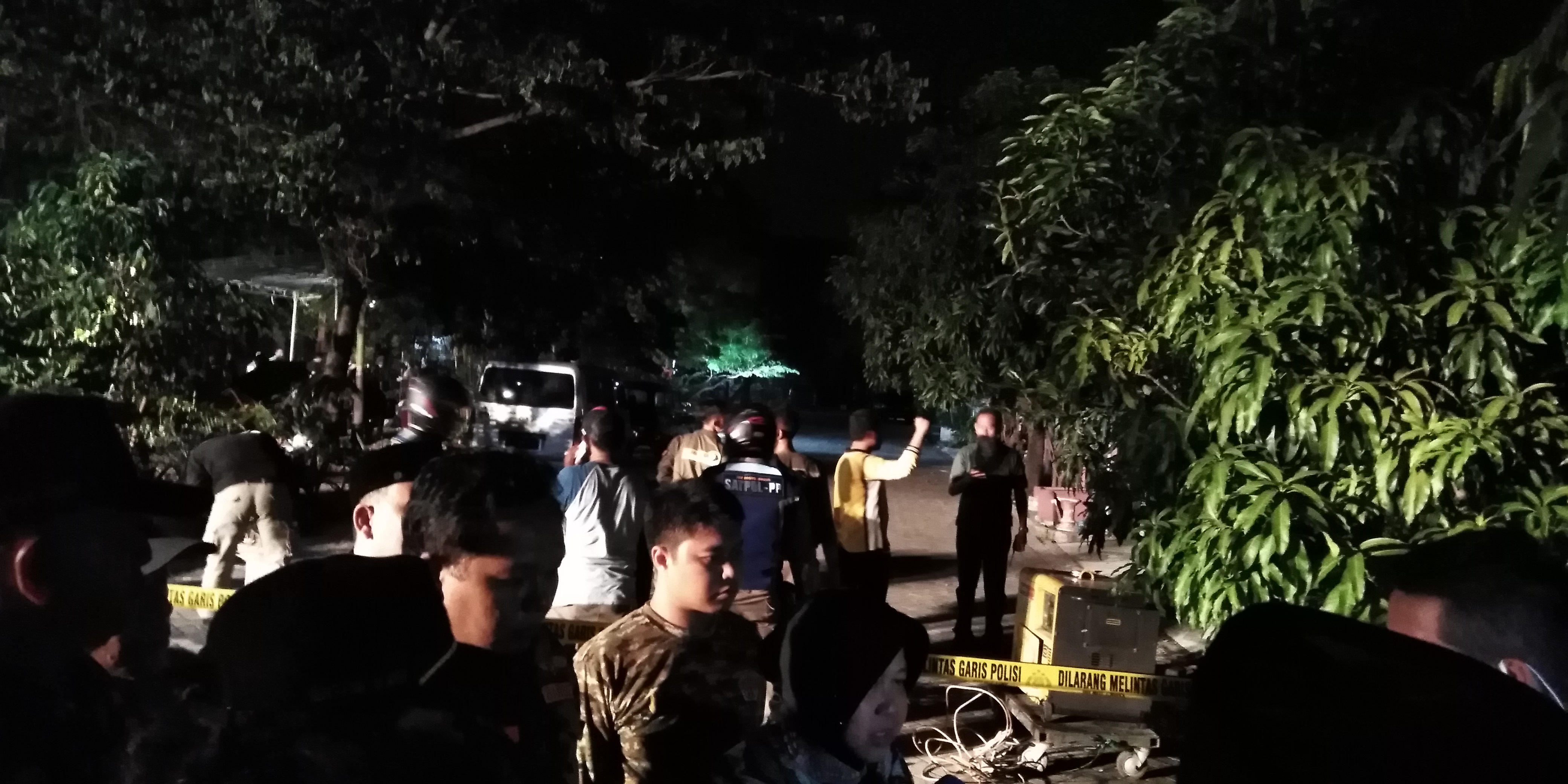 Suasana terkini penggeledahan rumah terduga keluarga teroris di Wonorejo Asri, Rungkut, Surabaya, Minggu 13 Mei 2018. (foto: frd/ngopibareng.id) 