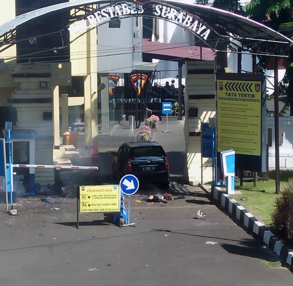 Aksi bom bunuh diri kembali terjadi dan menimpa Markas Kepolisian Resor Kota Besar Surabaya, Senin, 14 Mei 2018. 