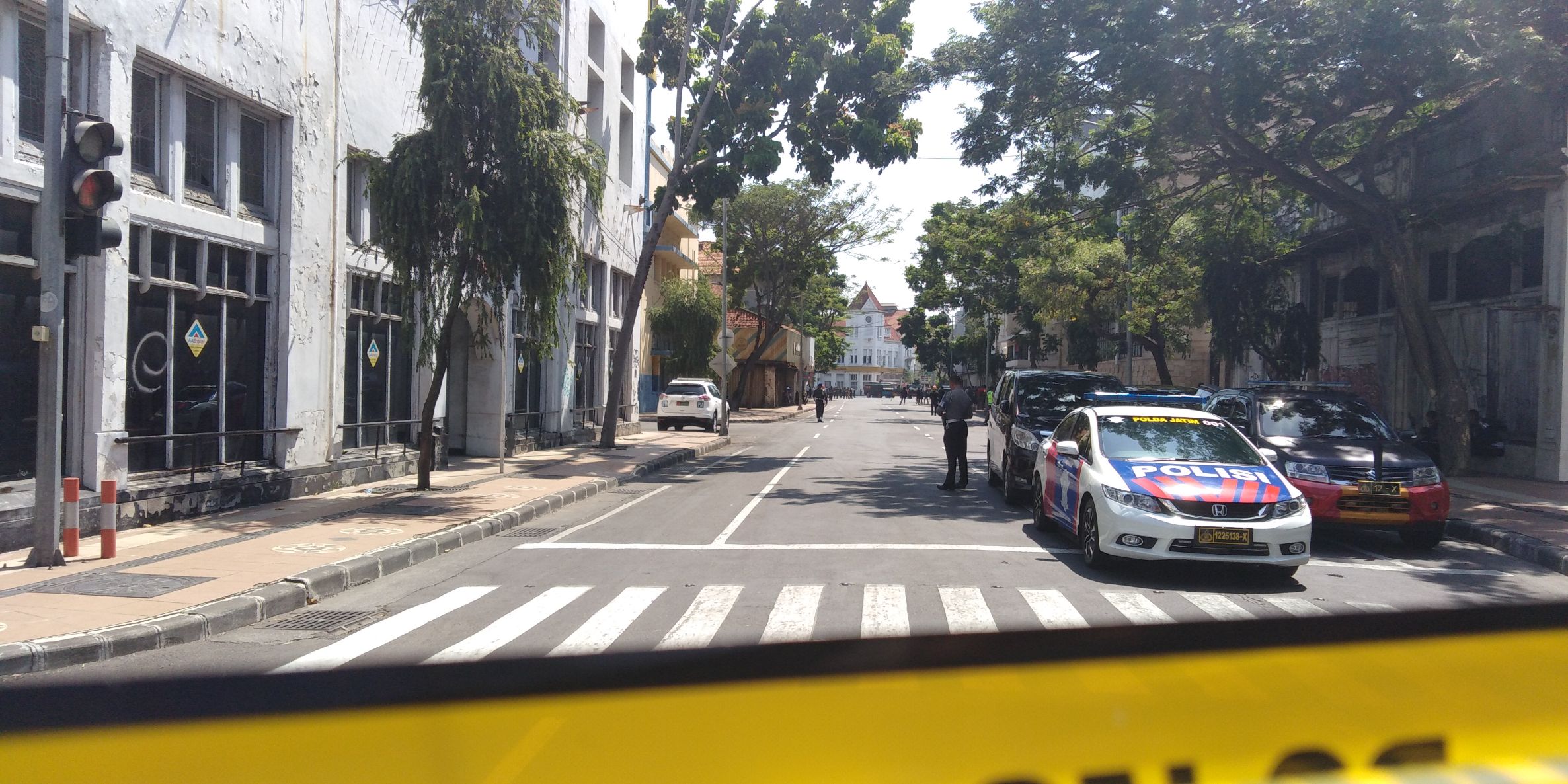 Situasi terkini di Jalan Veteran, jalan menuju Polrestabes Surabaya, Senin, 14 Mei 2018. (foto: frd/ngopibareng.id) 