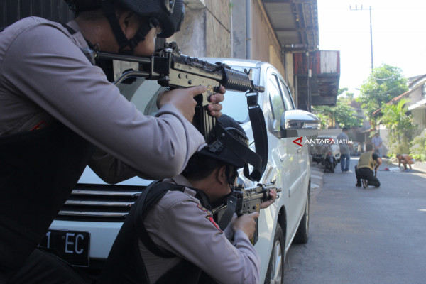 Polisi melakukan penyisiran pasca bom meledak di Mapolrestabes Surabaya. 