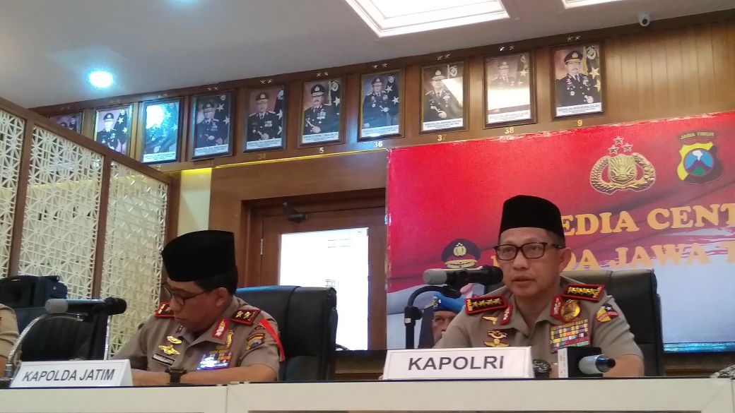Kapolri Jenderal Pol Tito Karnavian didampingi Kapolda Jatim Irjen Pol Machfud Arifin dalam konferensi pers, Senin, 14 Mei 2018. 