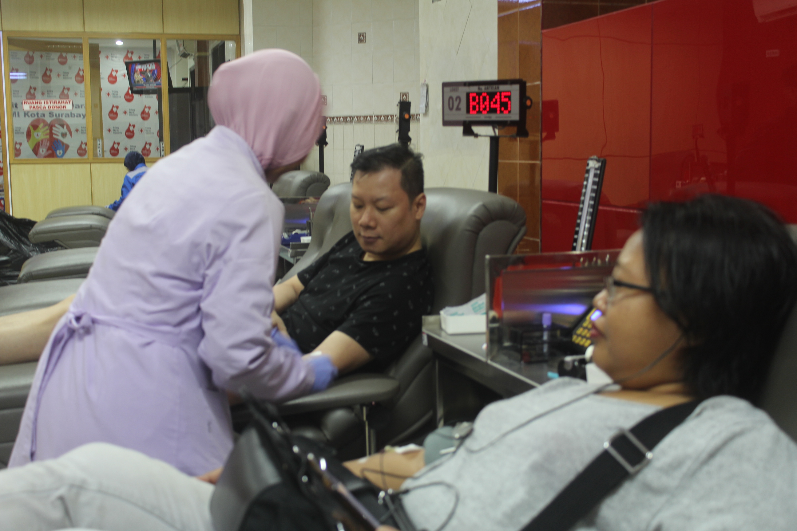 Para pendonor darah di PMI Surabaya meningkat sejak meledaknya bom di Surabaya. foto:tom/ngopibareng.id