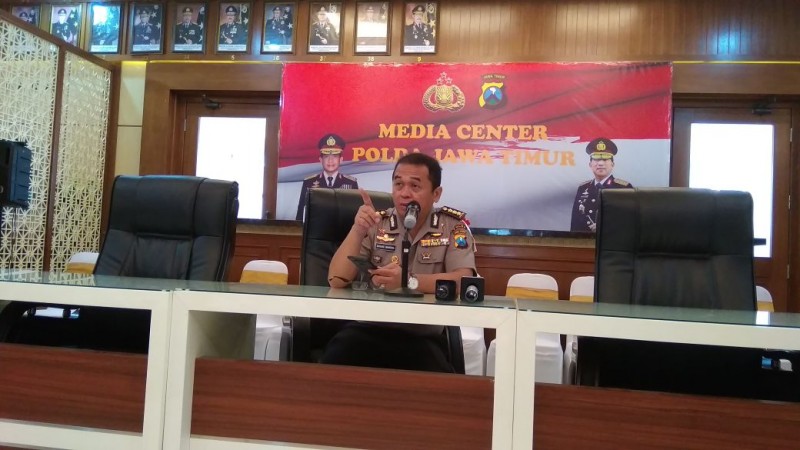 Kepala Bidang Humas Polda Jawa Timur, Frans Barung Mangera saat memberikan keterangan pers di Markas Polda Jawa Timur. (Foto: Haris/ngopibareng.id)
