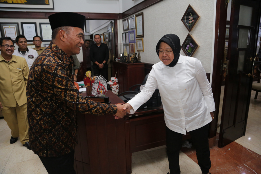 Mendikbud Muhadjir Effendy dan Wali Kota Risma, di ruang kerja Balai Kota Surabaya, Senin, 14 Mei 2018. (Foto: ist) 