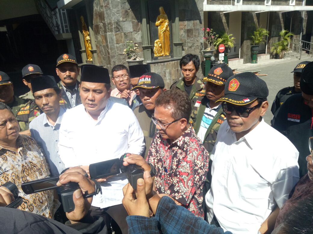 KONDUSIF: Sekjen PBNU Helmy Faishal Zaini ketika di Gereja Santa Maria Tak Bercela, Ngagel, Surabaya. (foto: ngopibareng.id)