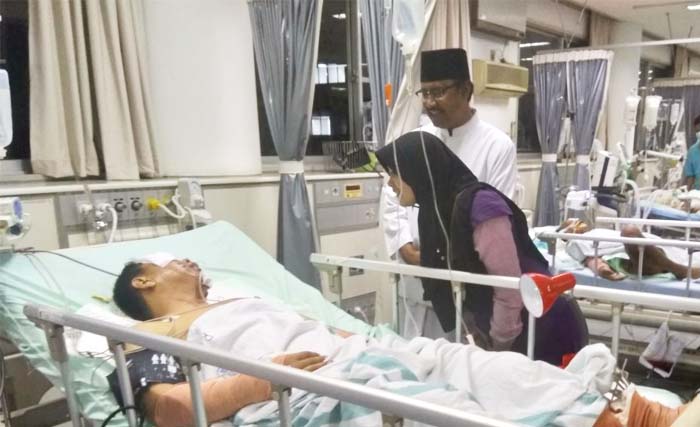 Gus Ipul saat menjenguk Aiptu Ahmad Nurhadi yang masih dirawat di ICU RS Dr. Soetomo. Istri Aiptu Ahmad, Nunung Ivana, ikut mendampingi. (foto: abdul hakim/ngopibareng)
