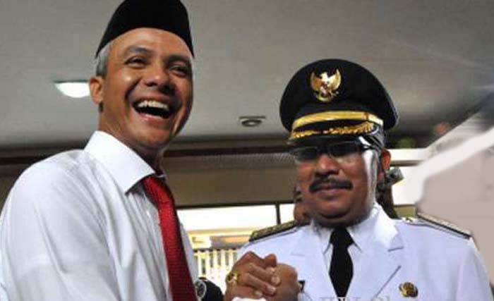 Gubernur nonaktif Jawa Tengah Ganjar Pranowo dan almarhum Ki Enthus Susmono Bupati Tegal. (foto: solopos)