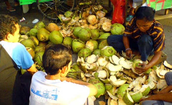 Penjual kelapa muda di bulan Ramadhan. (foto: dok. ngobar)