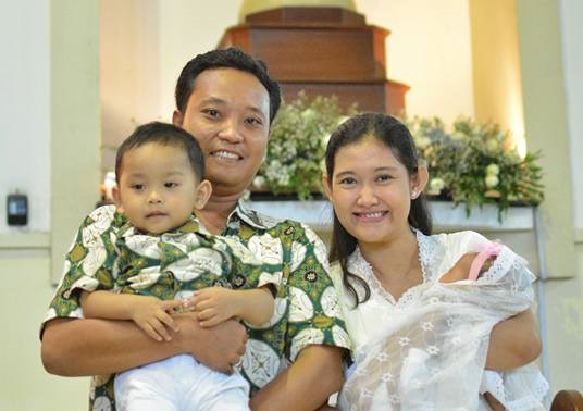 Aloysius Bayu Redra Wardhana bersama istri dan kedua anaknya. (Facebook)