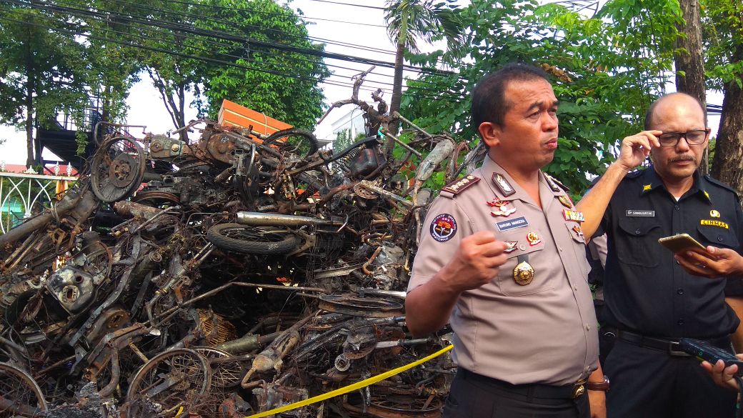 Kabid Humas Polda Jatim Kombes Pol Frans Barung Mangera saat berada ditumpukan barang bukti ledakan bom di GPPS Arjuna. (Foto:  Haris/ngopibareng)