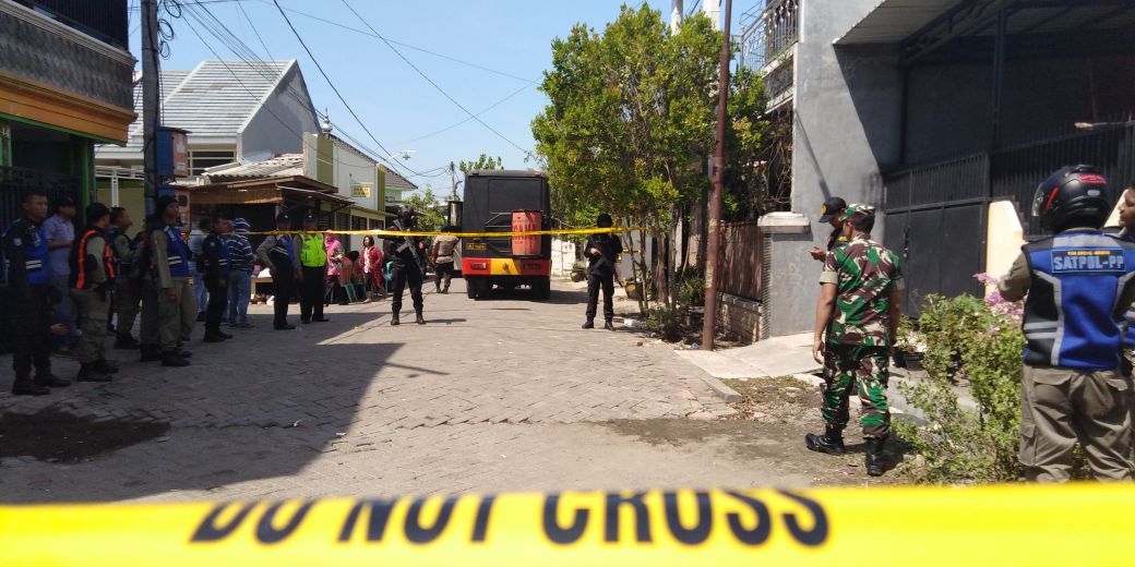 Rumah pelaku terduga teroris yang beralamat di Wonorejo Ayu, Rungkut Surabaya itu. (foto: frd/ngopibareng)