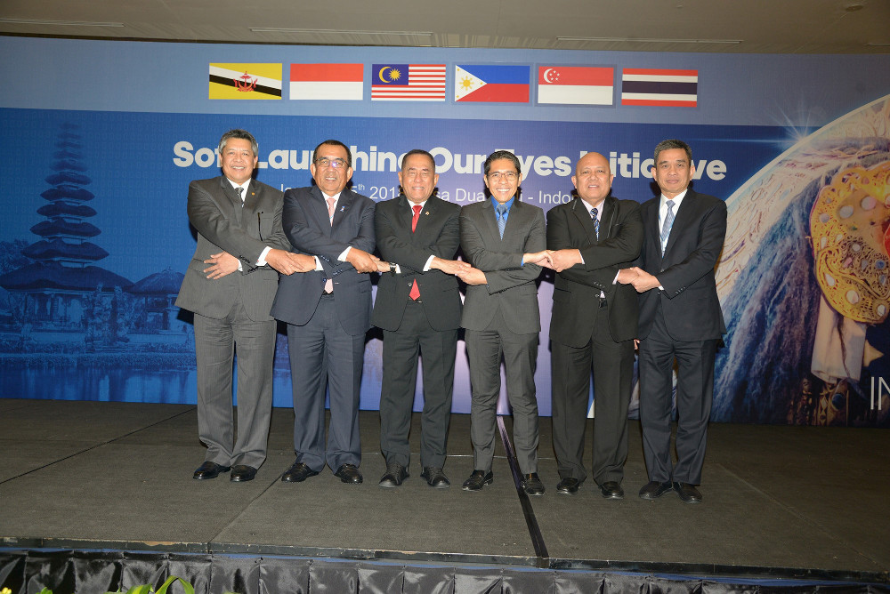 Menteri Pertahanan dan Wakil Menhan lima anggota ASEAN bergandengan tangan usai menandatangani kesepakatan Our Eyes Inititative. 