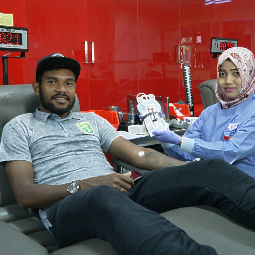 Fandry Imbiri saat melakukan donor darah di PMI Surabaya, siang tadi. 