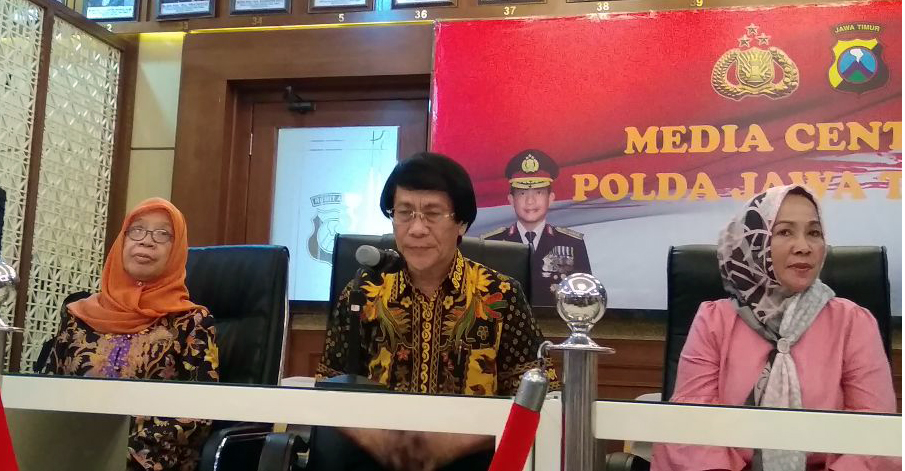 Kak Seto dalam konferensi di Media Center Polda Jatim, mendesak negara hadir dalam penyelamatan anak pelaku teror bom di Surabaya dan Sidoarjo, Rabu, 16 Mei 2018. (Foto: Haris/ngopibareng.id)