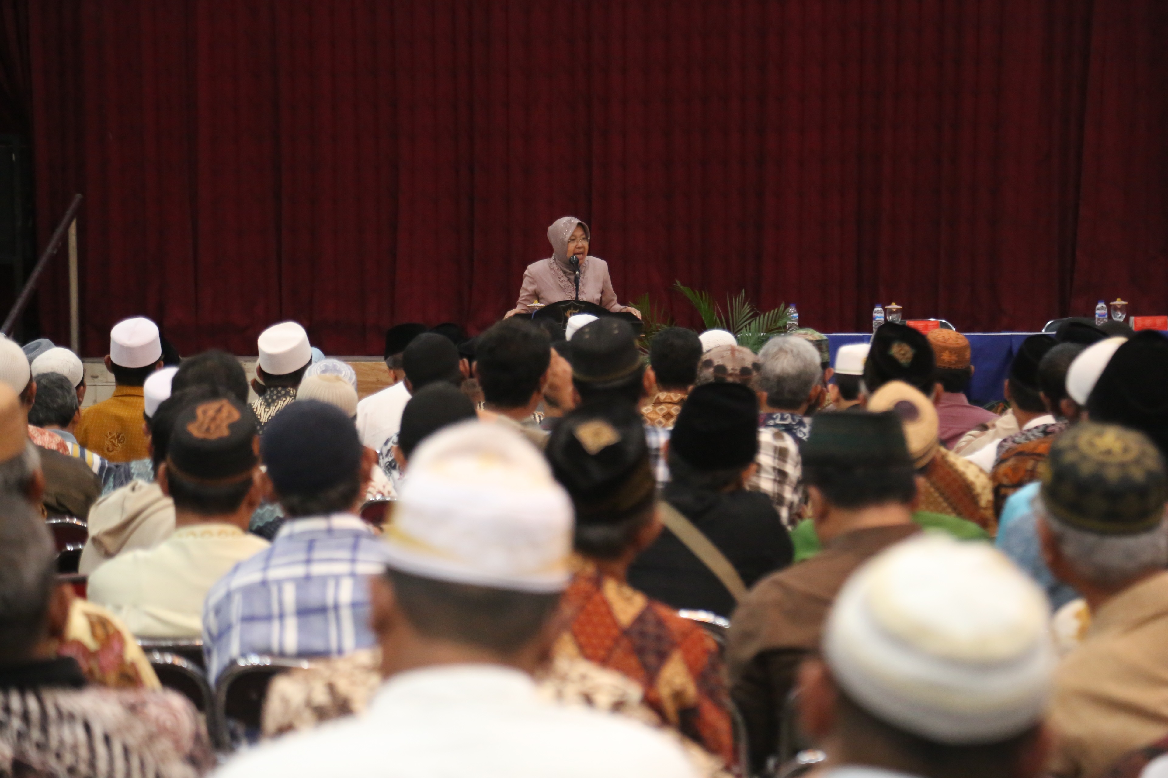 Risma saat memberi pengarahan kepada para takmir masjid se-Surabaya di Gedung Wanita Kalibokor, Rabu, 16 April 2018.