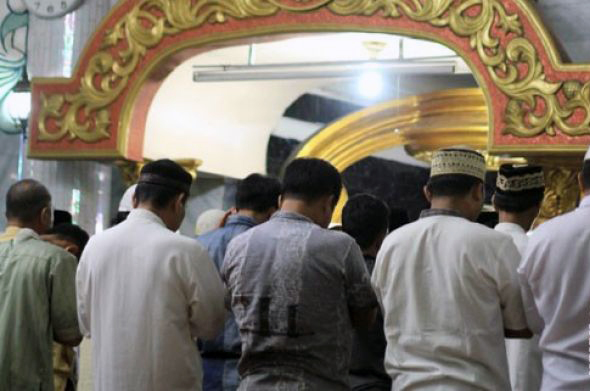 Kegiatan sholat tarawih hari pertama di Masjid Baiturrahman Mapolrestabes Surabaya, Rabu, 16 Mei 2018 mendapat pemeriksaan ketat. Satu persatu jamaah tarawih diperiksa oleh anggota. (Foto: Antara)