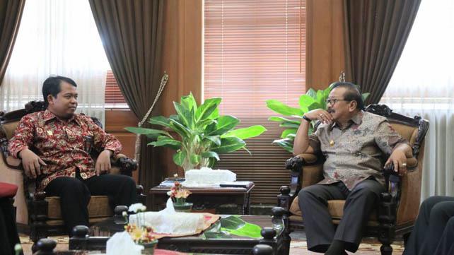 Gubernur Jawa Timur, Soekarwo menerima kunjungan Ketua Komisi Perlindungan Anak Indonesia, Susanto di ruang kerjaanya, Kamis, 17 Mei 2018. (Foto: Biro Humas Pemprov Jatim)