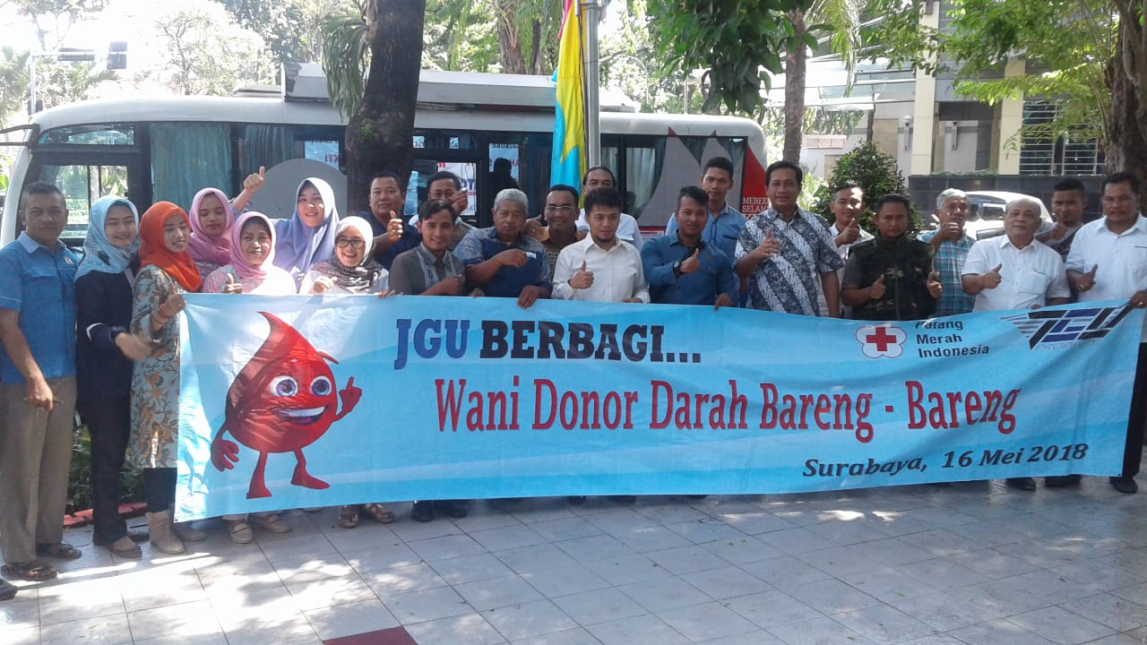 Direktur Utama PT JGU, Mirza Muttaqien SH bersama karyawan saat mengikuti donor darah di Taman Bungkul Surabaya, Rabu (16/5)