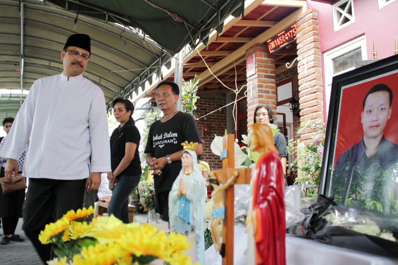 Gus Ipul mengunjungi keluarga almarhum Aloysius Bayu Rendra Wardhana, korban meninggal dunia dalam serangan bom di Gereja Katolik Santa Maria Tak Bercela, Ngagel, Kota Surabaya, Minggu lalu, Kamis, 17 Mei 2018. (foto: ist) 