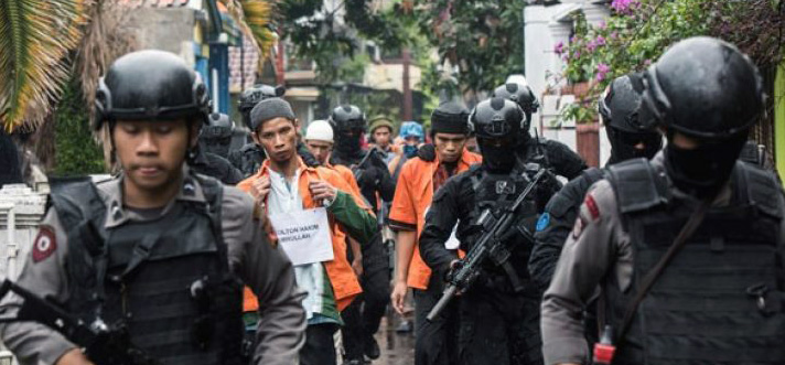 Rekonstruksi Teroris Pembuat Bom Tersangka teroris SH (kanan) dan AR (kiri) dikawal ketat petugas Densus 88 Antiteror saat rekonstruksi rencana pembuatan bom di Kiaracondong, Bandung, Jawa Barat, Kamis (26/10/2017). Tim Densus 88 Antiteror melakukan rekonstruksi penangkapan 5 orang teroris diantaranya AK, AR, YF, SH dan R yang termasuk dalam jaringan JAD Bandung Raya dibawah naungan ISIS Bahrum Naim. (Foto: Antara)