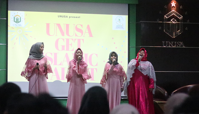 Salah satu finalis UNUSA Get Islamic Talent kategori nasyid sedang menyanyikan lagu Kun Anta yang dipopulerkan oleh Humood AlKhudher. (Foto: frs/ngopibareng.id) 