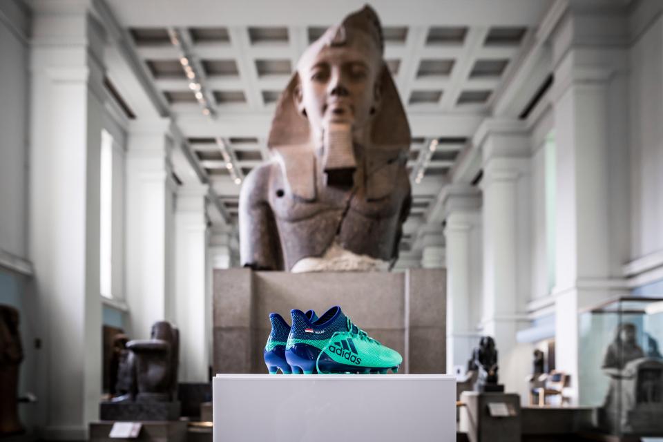 Sepatu Mohemed Salah dipajang di museum Inggris bersama benda-benda bersejarah dari Mesir. foto:thesun