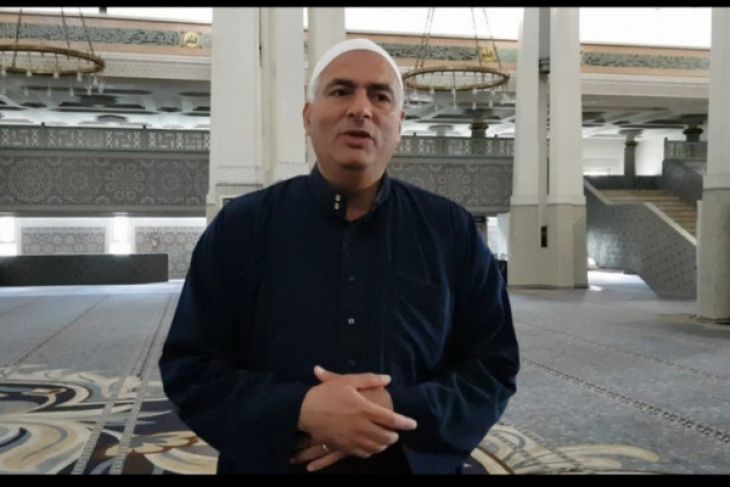 Imam Masjid terbesar di Eropa, Moschea di Roma, Salah Ramadan Elsayed, saat wawancara khusus dengan Antaranews di dalam masjid, di Roma, Rabu (Risbiani Fardaniah)  Roma (Foto: Antara)