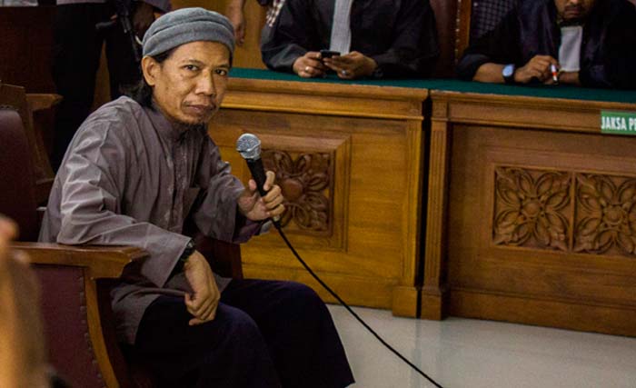 Terdakwa kasus dugaan teror bom Thamrin Aman Abdurrahman alias Oman Rochman  mendengarkan  pembacaan tuntutan di PN Jakarta Selatan, Jakarta, Jumat 18 Mei 2018. Aman Abdurrahman dituntut hukuman mati oleh JPU. (foto: galih pradipta/antara)