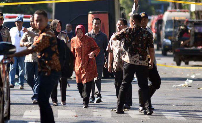 Risma saat memantau lapangan usai bom bunuh diri di tiga gereja di Surabaya hari Minggu 13 Mei 2018. (foto: antara)