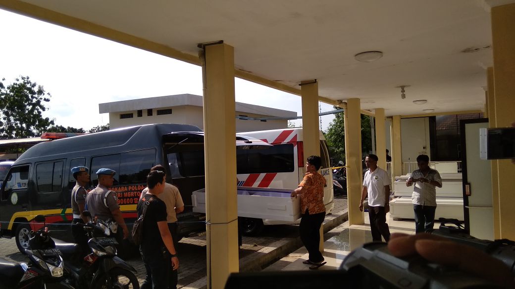 Jenazah pelaku bom sidoarjo dimasukkan ke dalam ambulans. (Foto: Haris/ngopibareng.id