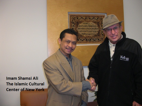 Imam Shamsi Ali (kiri) bersama koleganya di Amerika Serikat. (foto: ist)