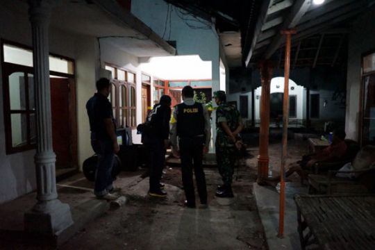 Suasana saat menangkap terduga teroris berinisial AP di Kota Probolinggo, Jumat malam (Foto Polresta Probolinggo