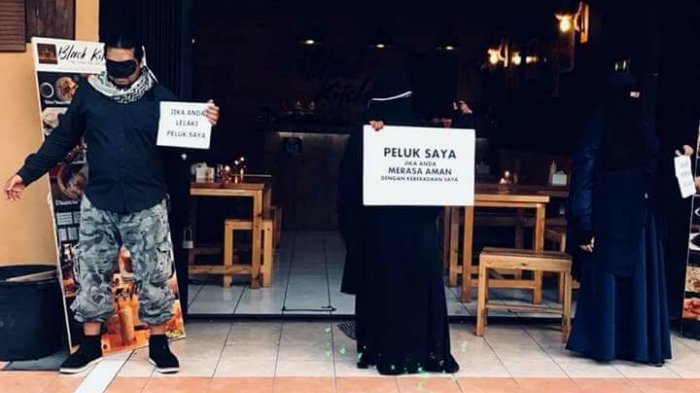 Dua perempuan  bercadar dan satu laki-laki melakukan sosial eksperiman, bahwa tak semua yang bercadar itu teroris. (Facebook) 