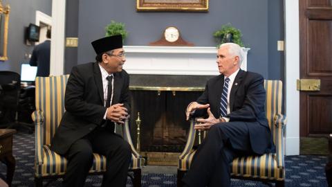 AKRAB: KH Yahya Cholil Staquf ketika bersama Wakil Presiden Amerika Serikat Mike Pence di AS. (foto:KH Yahya C Staquf for ngopibareng.id)