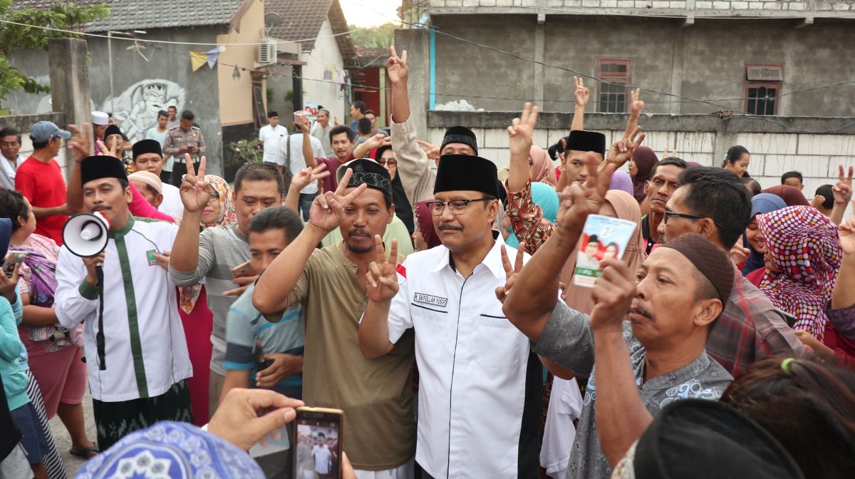 Gus Ipul mengunjungi kampung nelayan di Desa Karangkiring, Kecamatan Kebomas, Kabupaten Gresik, Minggu, 20 Mei 2018. 