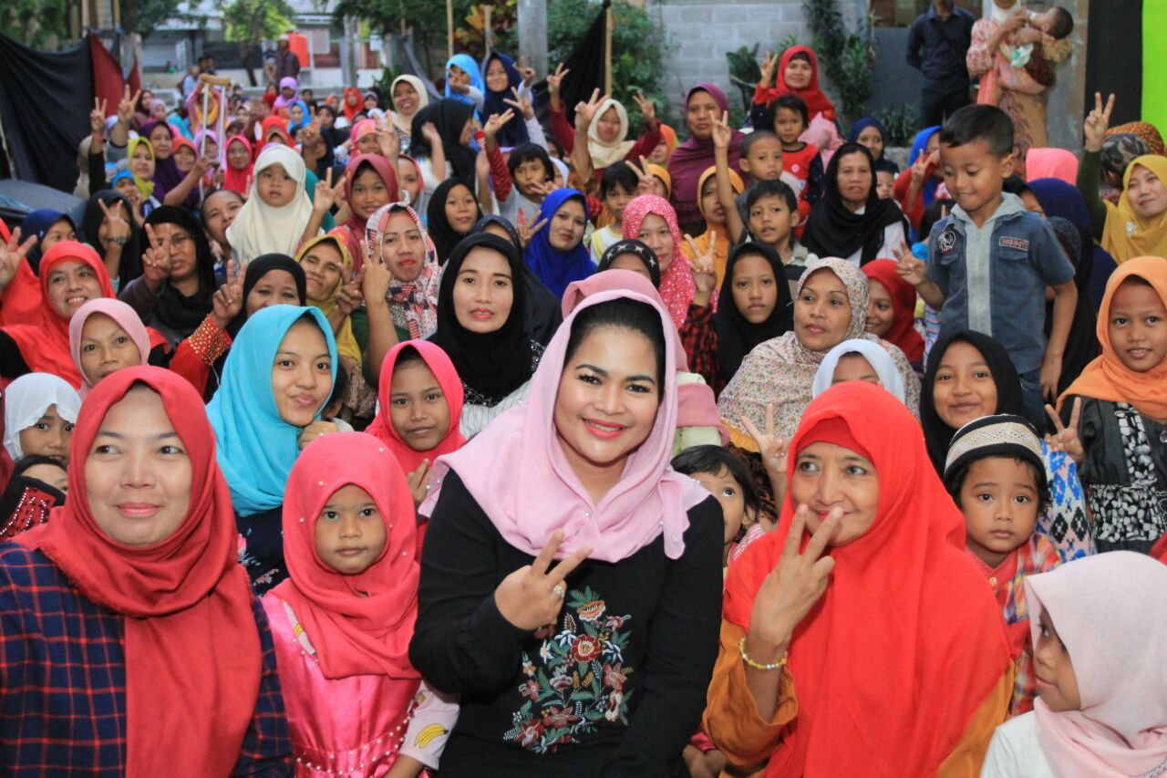 Puti Guntur bertemu masyarakat di Kelurahan Sidotopo Wetan, Kenjeran, Kota Surabaya, Minggu, 20 Mei 2018. 