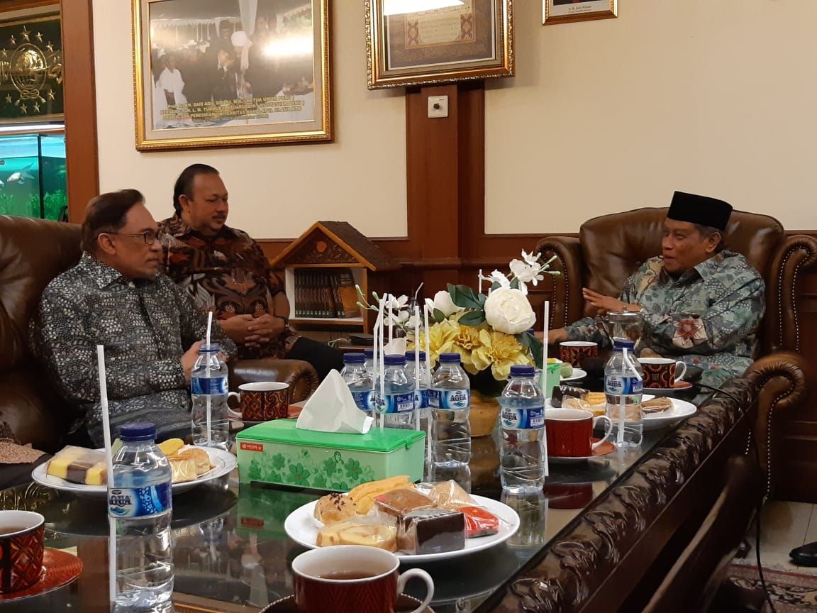 SILATURAHIM: Pertemuan Anwar Ibrahim bersama KH Said Aqil Siroj di gedung PBNU Jakarta. (foto: ist)