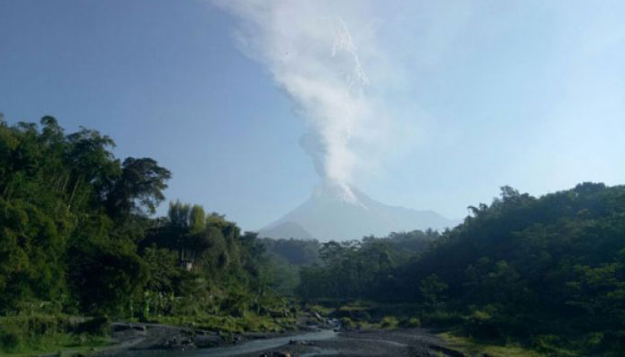 Dokumentasi - Kondisi Gunung Merapi seusai terjadi letusan erupsi freatik diambil dari kawasan Sleman, DI Yogyakarta, Jumat 11 Mei 2018. (Foto: Antara)