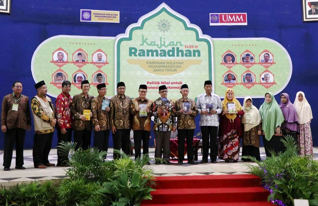 UMM: Peluncuran 10 buku karya penulis Muhammadiyah di Universitas Muhammadiyah Malang. (foto: ist)